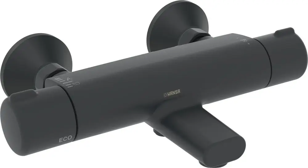 Wannenfüll- und Brausebatterie in Matt-Schwarz von HANSA mit zwei Reglern für Wasser- undTemperaturkontrolle, montiert auf Wandplatten.